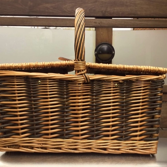 ✨HOST PICK✨ Vintage Stylish Cool Wicker Picnic Basket Dish Set - Never Used 🧺✨ - Picture 2 of 14